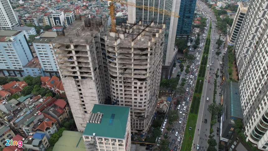 Dự án Mahattan Tower do Tổng công ty Thành An làm chủ đầu tư đã tạm dừng thi công sau hơn 5 năm chậm tiến độ. Ảnh: Ngọc Tân.