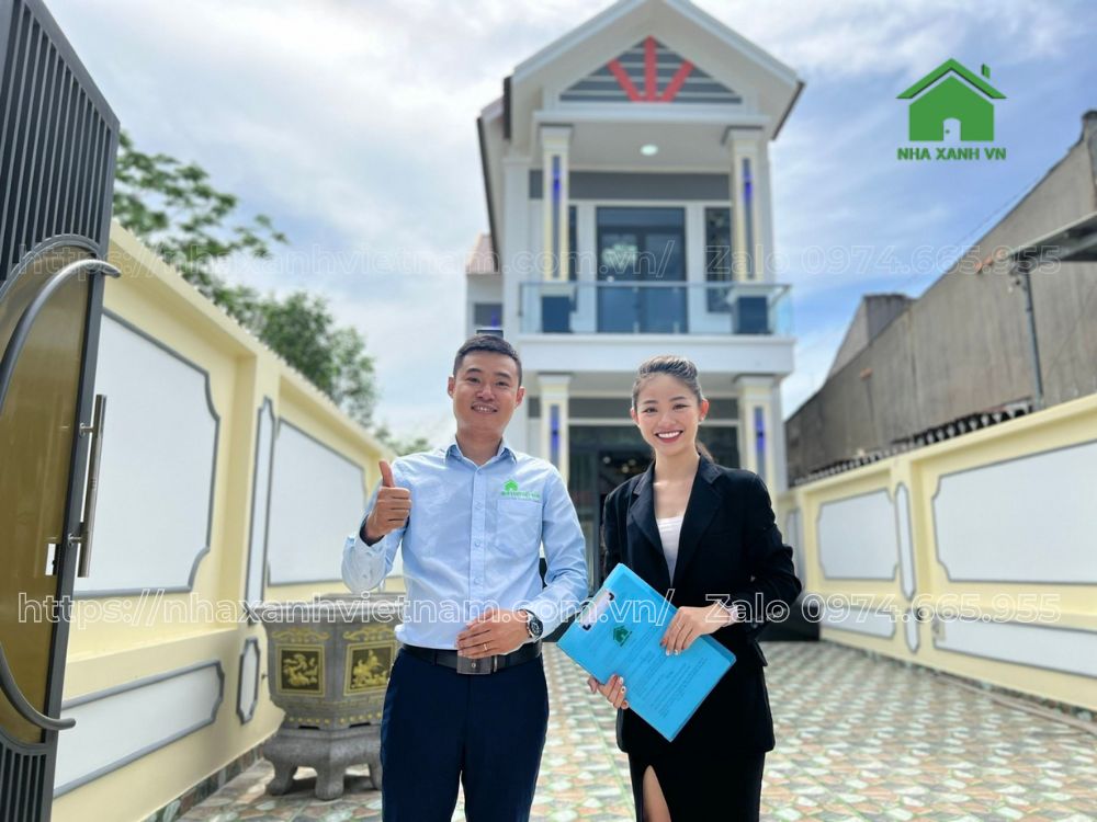CEO Lê Hải Duyên (bên trái) cùng trợ lý rạng rỡ trong buổi bàn giao công trình xây nhà trọn gói