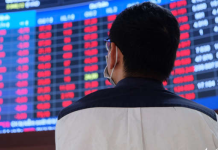 Chứng khoán gặp khó trước mốc 1.300 điểm