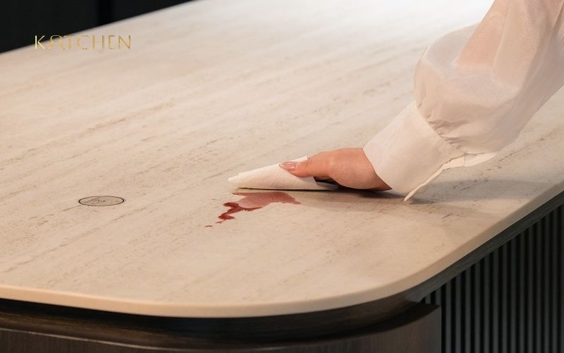 Mặt đá cao cấp dễ dàng lau chùi, độ bền cao