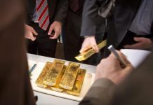 Giá vàng hôm nay lập đỉnh, phương Đông đua nhau xây sàn vàng