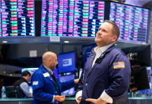 Hợp đồng tương lai chứng khoán Mỹ đi ngang trước báo cáo lợi nhuận và nguy cơ đóng cửa