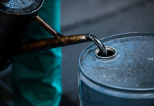 Giá dầu giảm do dự trữ Mỹ tăng và hoà bình Ukraine