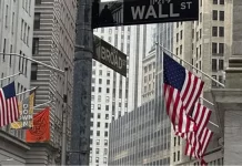 Cổ phiếu công nghệ giảm, phố Wall hướng về cuộc bỏ phiếu Mỹ