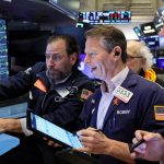 Phố Wall thận trọng: Hợp đồng tương lai Mỹ giảm nhẹ trước họp Fed và mùa báo cáo lợi nhuận